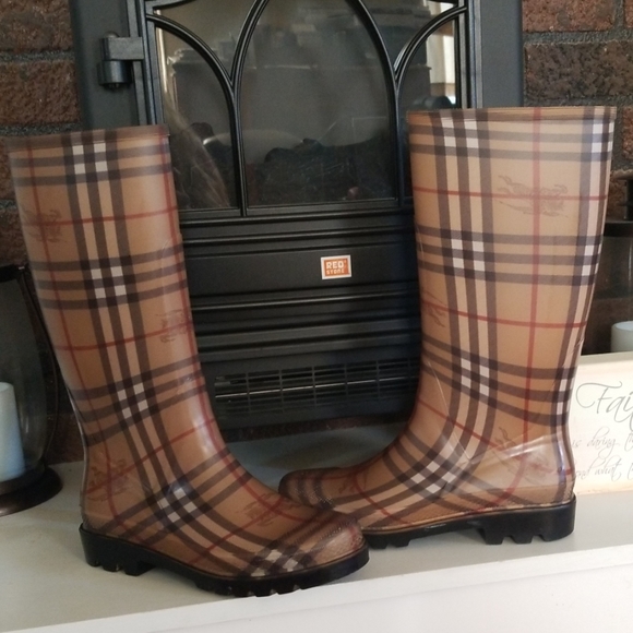 Burberry Shoes - 💞🛍Classic Burberry rainboots🛍💞